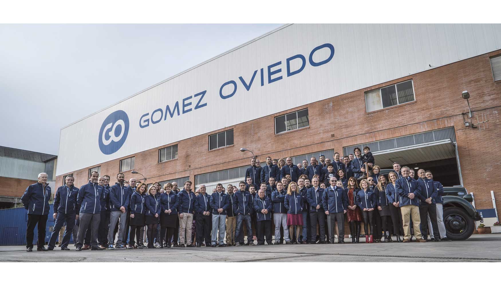 Foto de familia con los trabajadores de Gomez Oviedo