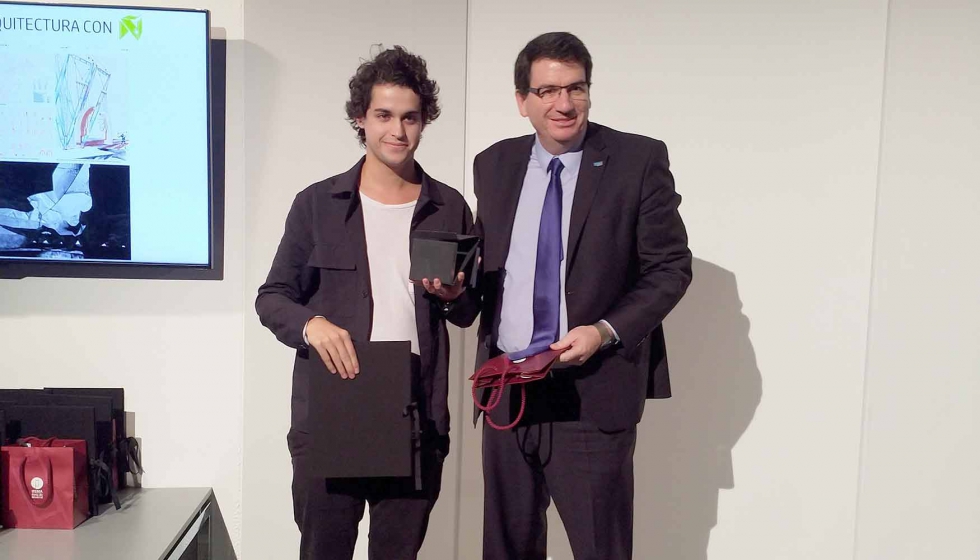 El primer premio en la categora Proyecto Fin de Carrera fue para Manuel Bouzas Barcala, a la izquierda en la fotografa...