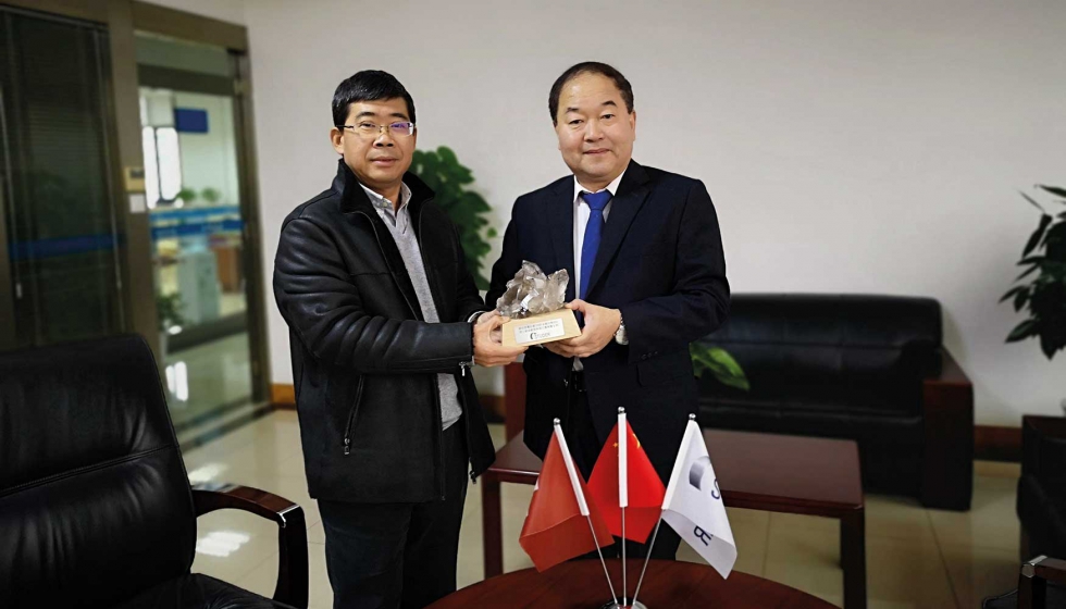 A la izq., Yongjun Wang, Deputy General Manager de Wuhan Hangda Aero Science & Technology Development Co., Ltd...