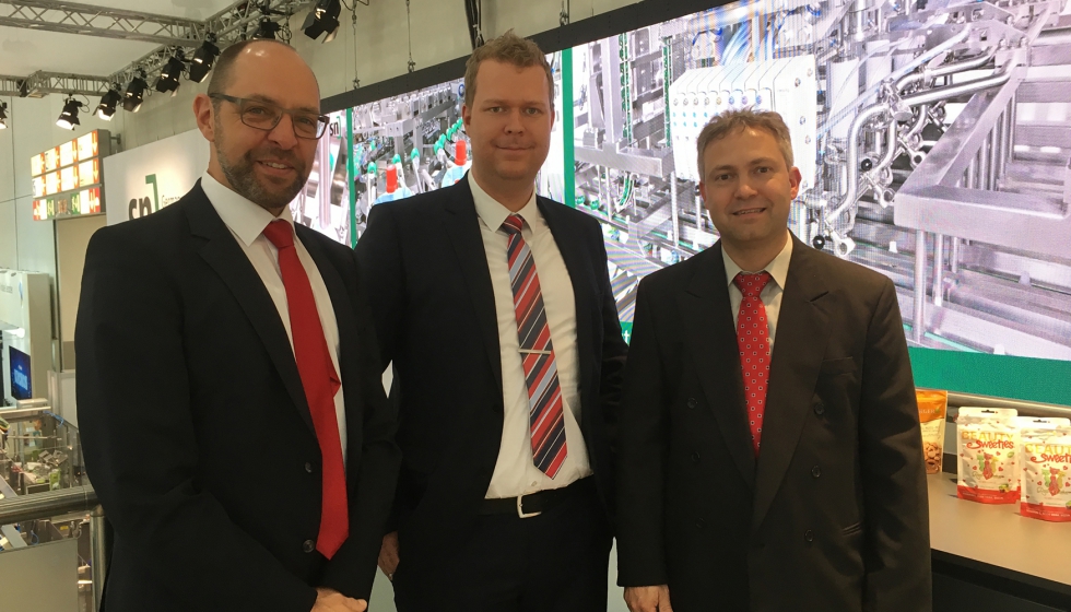 Satisfechos con el resultado: de izquierda a derecha, Michael Fahr (Leuze Electronic), Jan Kronenberg y Thomas Berger (SN Maschinenbau)...