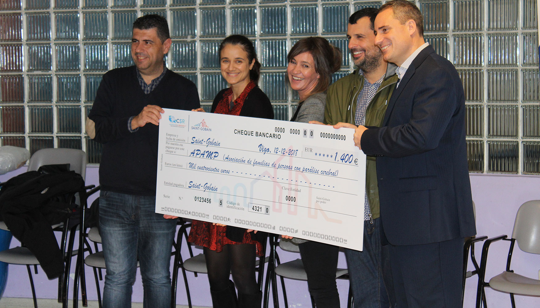 Momento de la entrega del cheque a la Asociacin APAMP