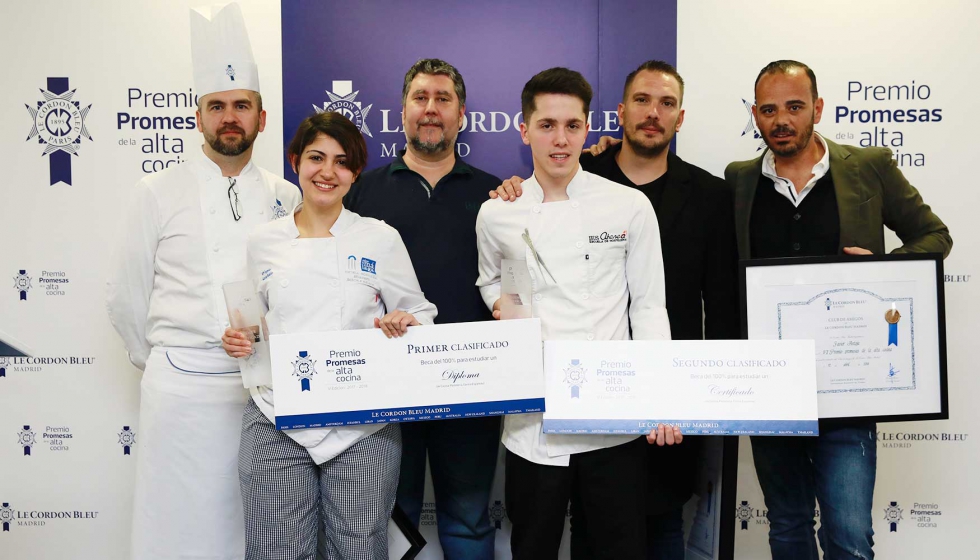 Los chefs Jos Carlos Fuentes y Aurelio Morales y el resto del jurado posan junto a los ganadores de la sexta edicin del Premio Promesas de la alta...