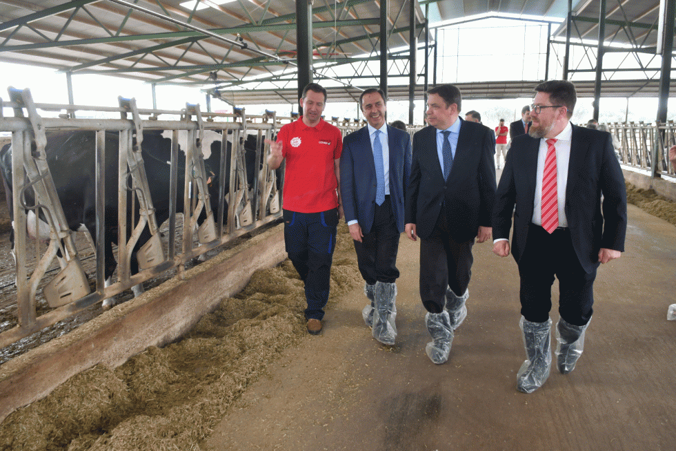 El ministro Luis Planas durante una visita a la Cooperativa Ganadera del Valle de Los Pedroches, hace unos meses. Foto: COVAP...