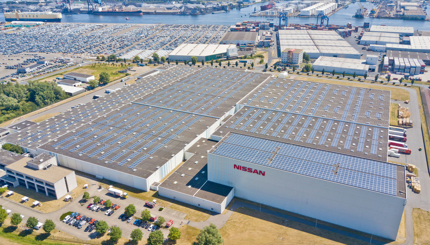 El techo solar est instalado sobre el tejado del Nissan Motor Parts Center (NMPC) situado en la capital holandesa y est formado por casi 9000...