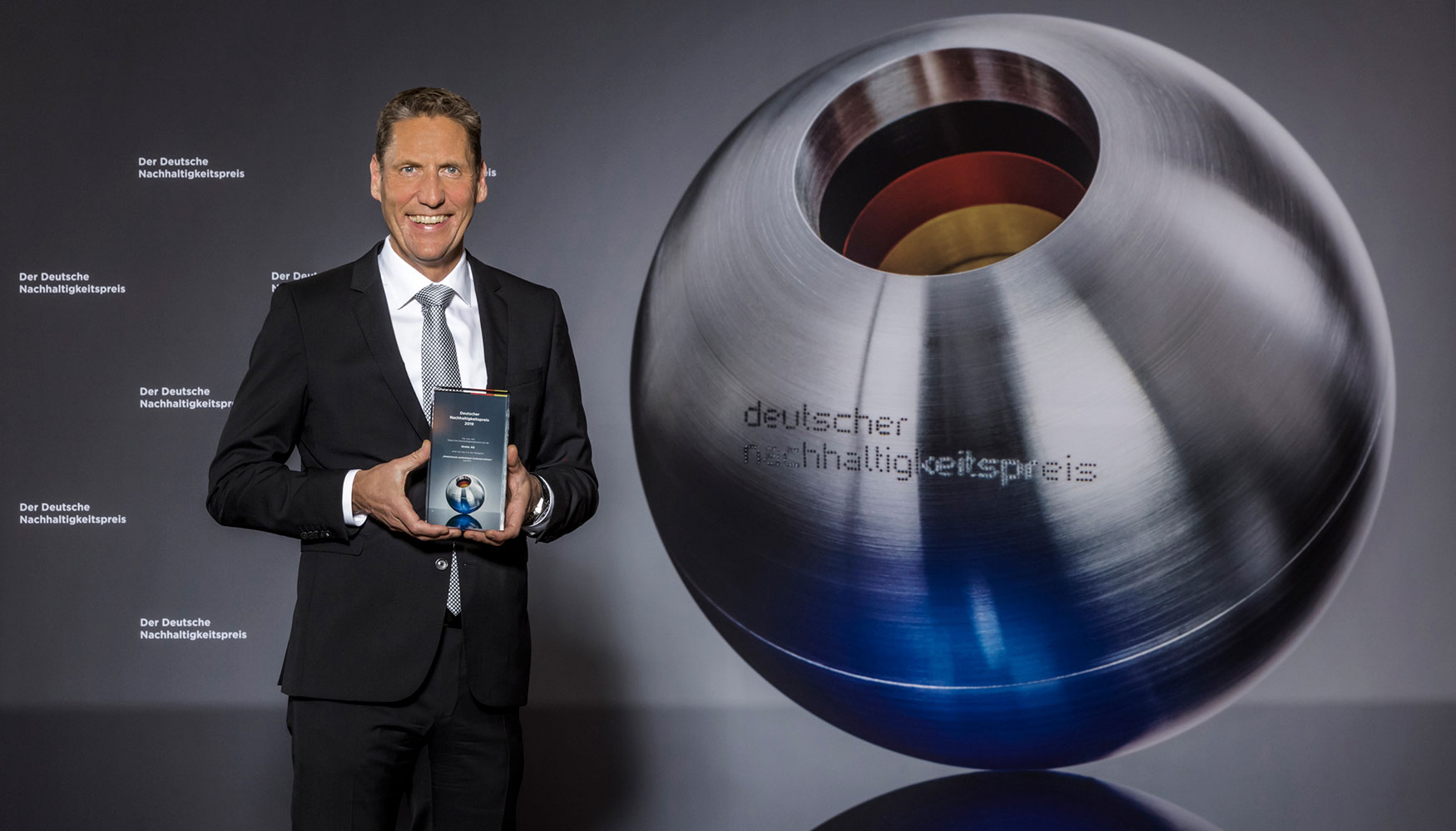 Thomas Fuhr, director ejecutivo de Operaciones de Grohe, con el German Sustainability Award