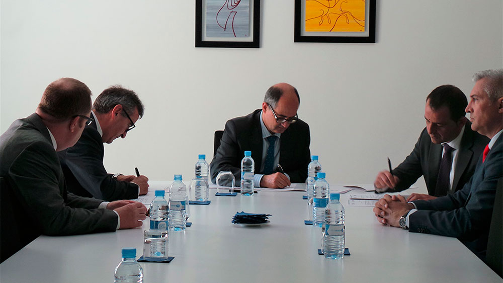Momento de la firma del acuerdo de colaboracin entre Iniseg y la Universidad de San Jorge