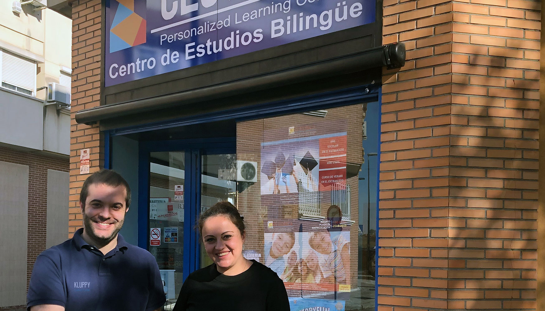 A la izquierda Iaki Unanue, Kluppy, junto a Elisabeth Lima, en su visita al centro de estudios CES EDUCA de Legans...