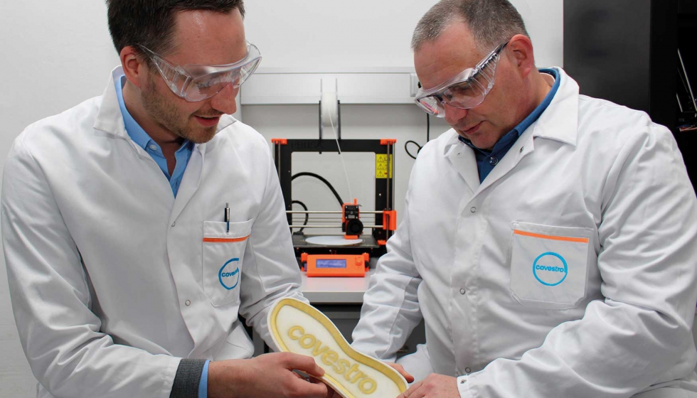 Los expertos en impresin digital Dr. Jrg Tillack (derecha) y Lukas Breuers examinan una suela de zapato con un adhesivo impreso...