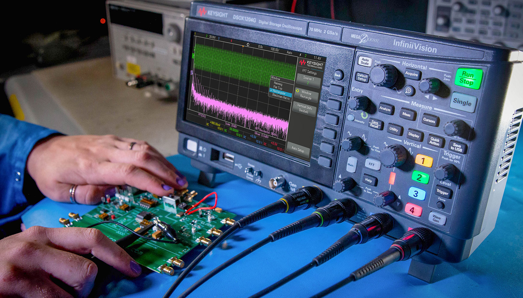 El nuevo osciloscopio integra seis instrumentos en uno, incluidos un analizador de respuesta en frecuencia, un generador de funciones...