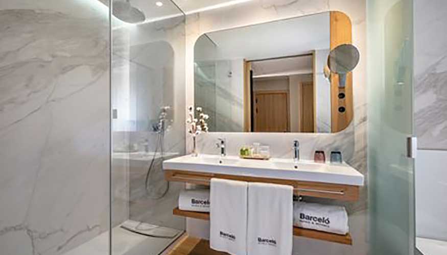 El placer ducha de hansgrohe transforma en un spa de lujo los baños del Barceló Cáceres V Centenario - Sanitarios