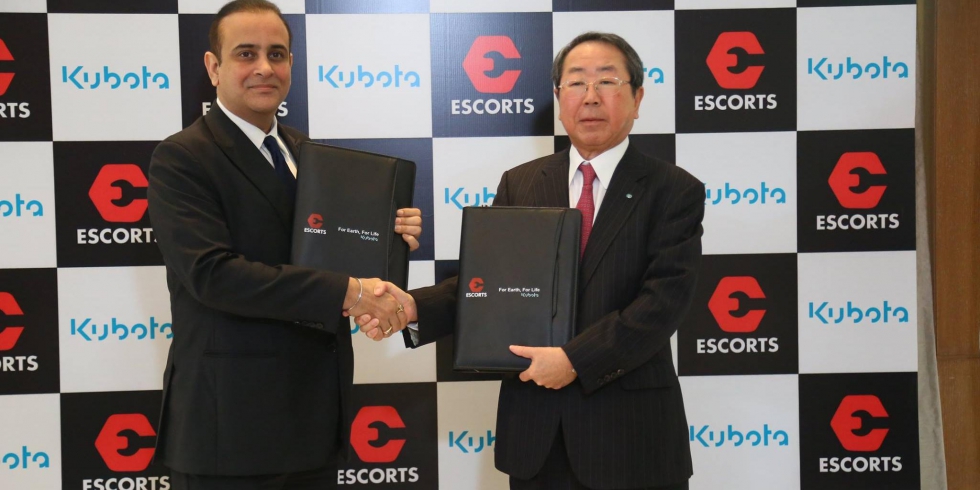 Nikhil Nanda, presidente y director general de Escorts Limited, y Masatoshi Kimata, presidente y director representativo de Kubota Corporation, Japn...