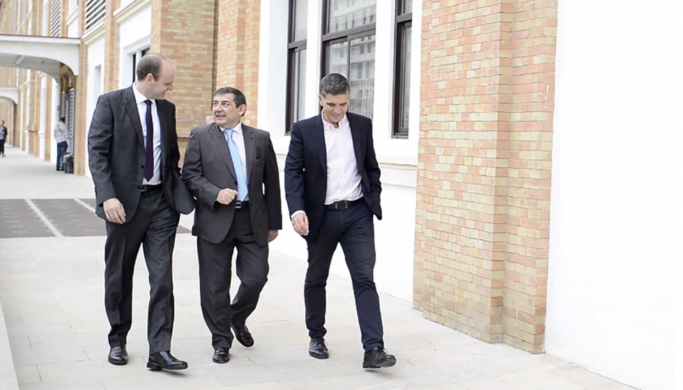 De izquierda a derecha, David Bueno Vallejo, gerente del Cemi; Miguel Jimnez Garca, consultor de Negocio de Tecnologas de la Informacin en IECISA...