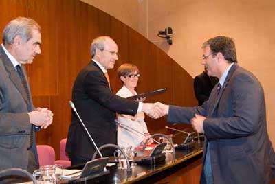 Bernat Gmez recibe el diploma de manos de Jos Montilla en el acto de entrega el pasado 27 de mayo