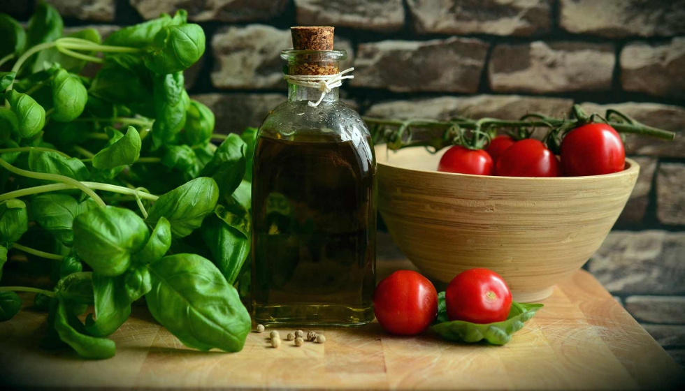 El aceite de oliva virgen extra es un alimento rico en vitamina E