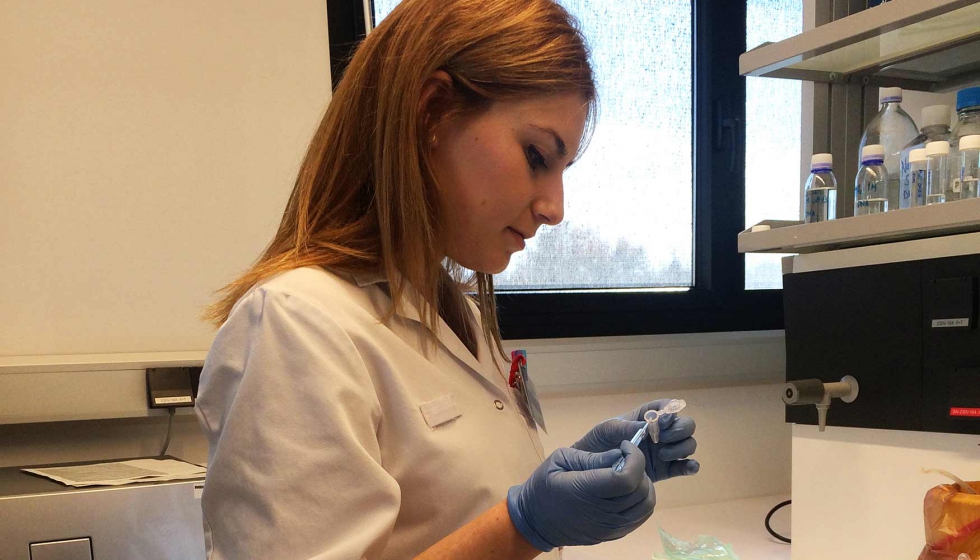 La nutricionista Andreea Corina trabajando en el laboratorio