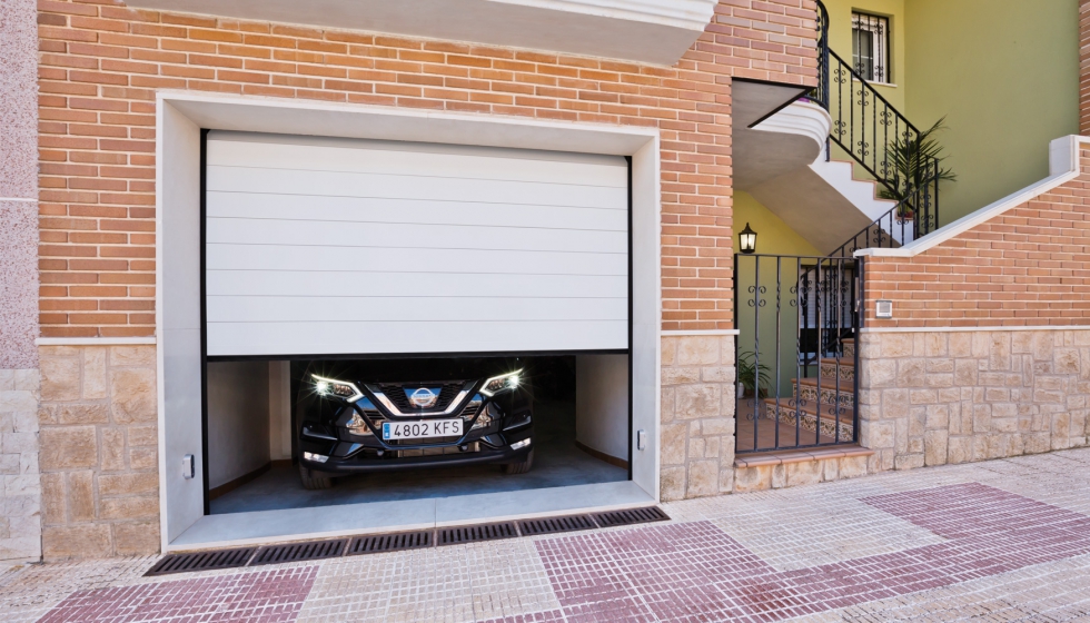 La puerta de garaje PS-300 est integrada por paneles compuestos de dos perfiles de aluminio extrusionado rellenos por espuma de poliuretano...