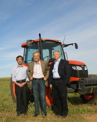 El Vicepresidente Ejecutivo de Kubota Japn, Moriya Hayashi (centro), junto a Takashi Nakano (a su izquierda) y Julio Fernndez...
