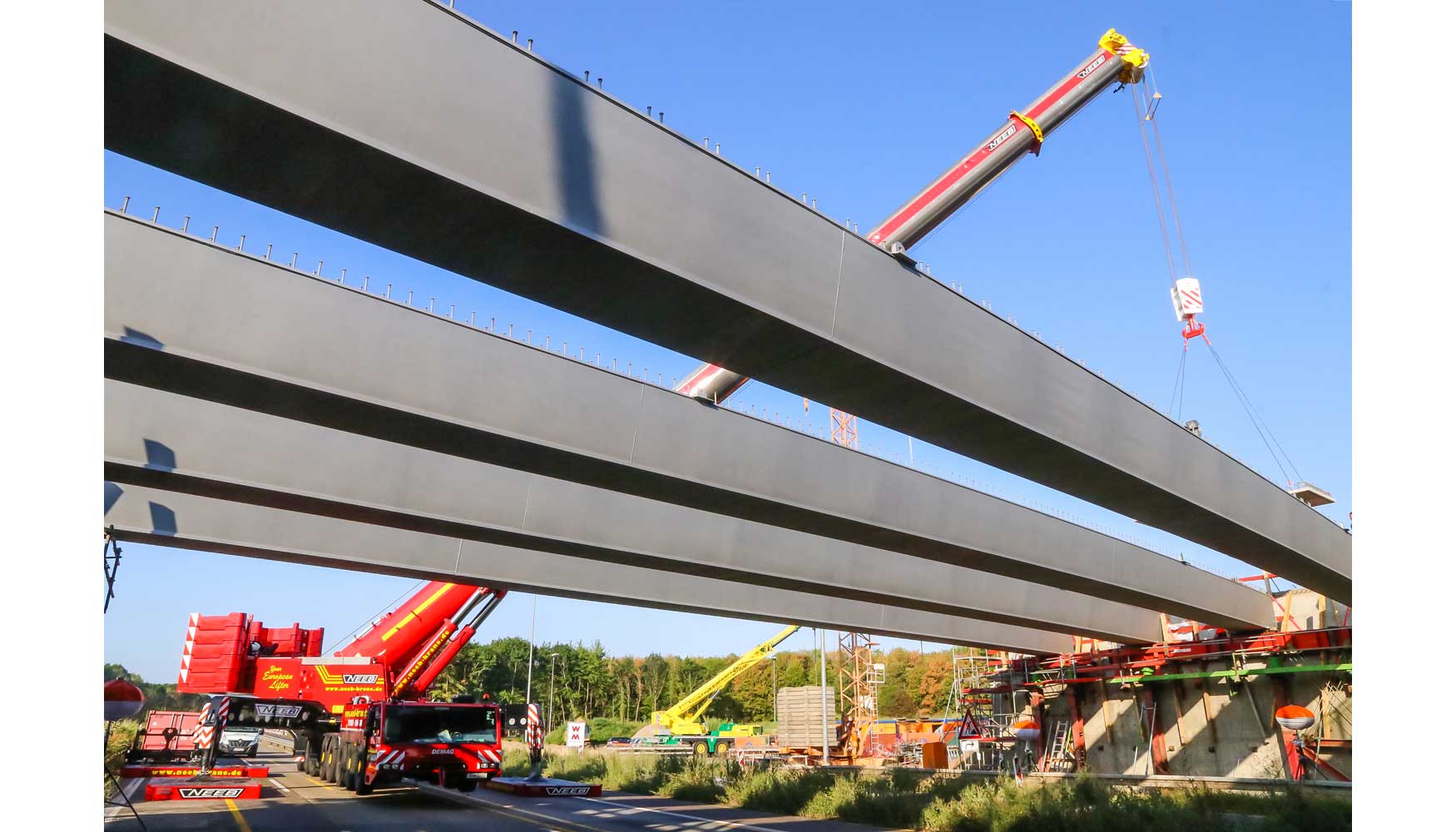 La gran capacidad de elevacin de la gra Demag AC 500-8 permiti salvar con xito todos los desafos que implicaba este proyecto...