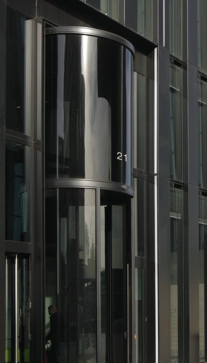 Dentro de su gama de puertas correderas peatonales, GU ofrece distintas composiciones, como las puertas telescpicas...