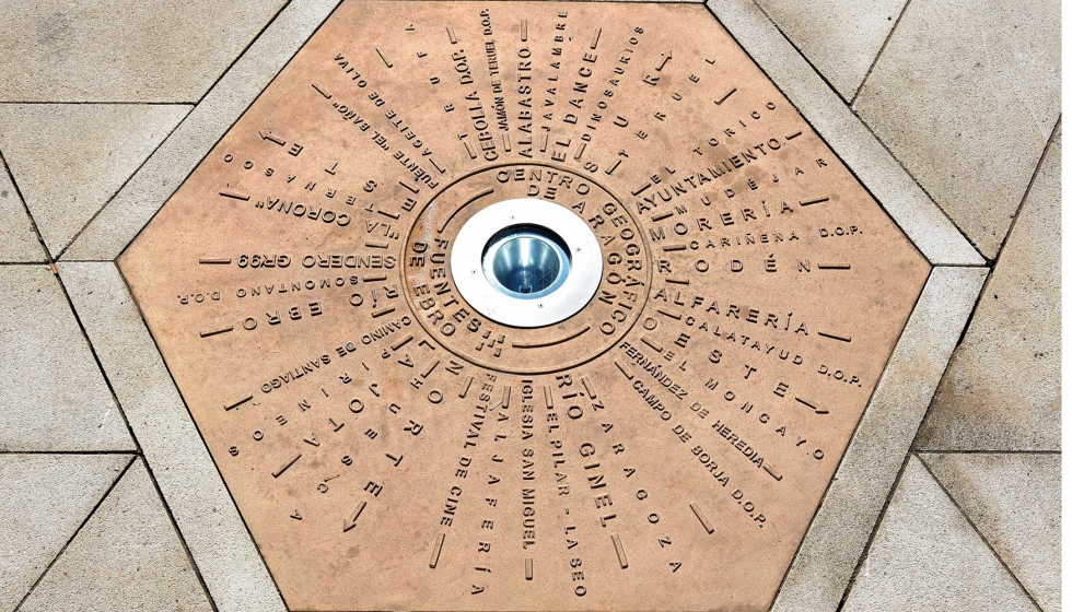 Placa de bronce que recuerda que el centro de la plaza es el centro geogrfico de Aragn