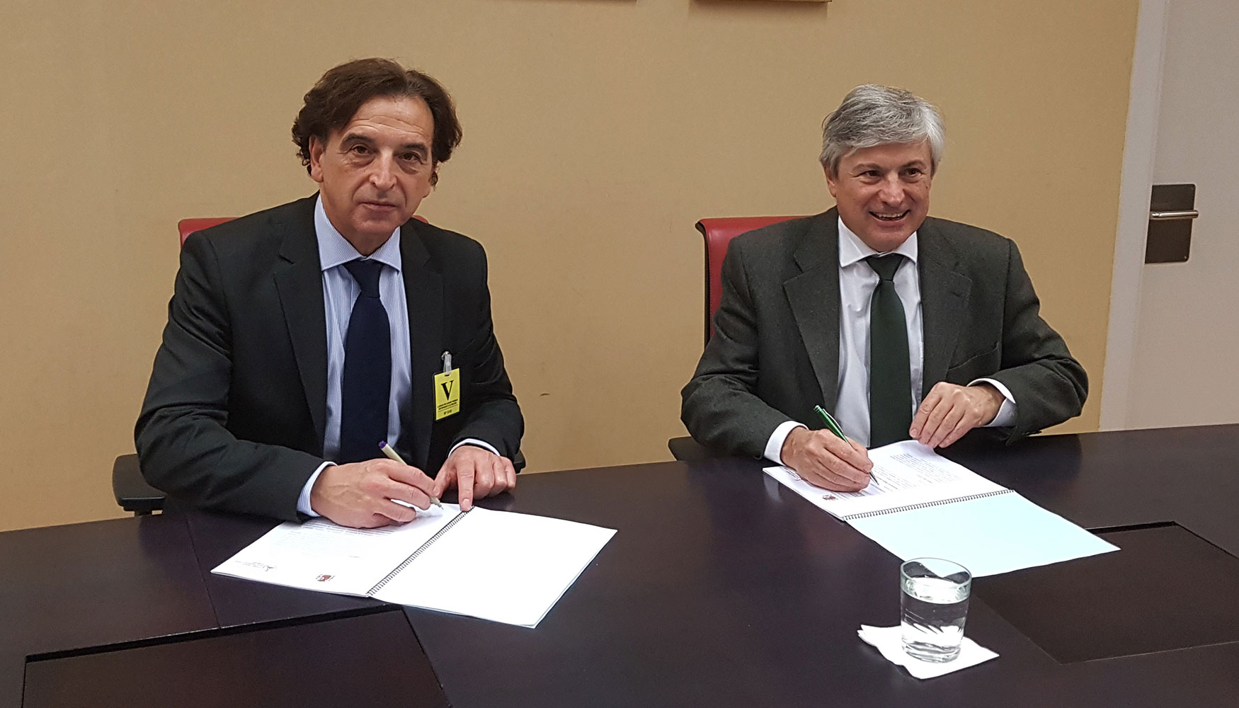 Un momento de la firma del acuerdo de colaboracin entre el CGATE y la Direccin General del Catastro
