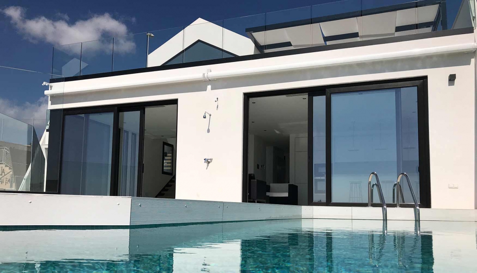 La Casa Jop cuenta con una combinacin de dos sistemas de ventanas eficientes de Rehau, Euro Design 70 y Geneo elevables...