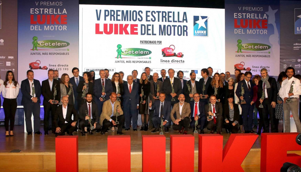 Foto de familia de los galardonados en los V Premios Estrella Luike del Motor...