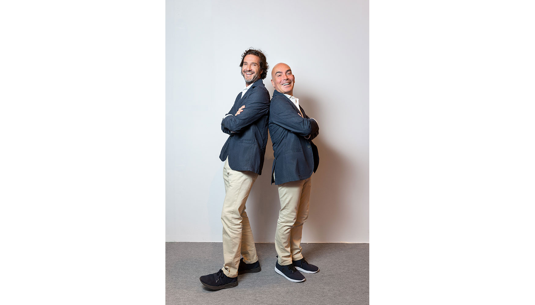 Kike Sarasola, presidente y fundador de Room Mate Group, junto a Javier Goyeneche, presidente y fundador de Ecoalf, posan con el nuevo uniforme...