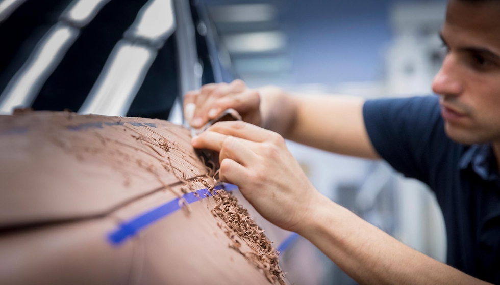 Carlos Arcos se dedica a esculpir coches desde hace casi 20 aos. Estudi Diseo Industrial y se especializ en modelado de prototipos...