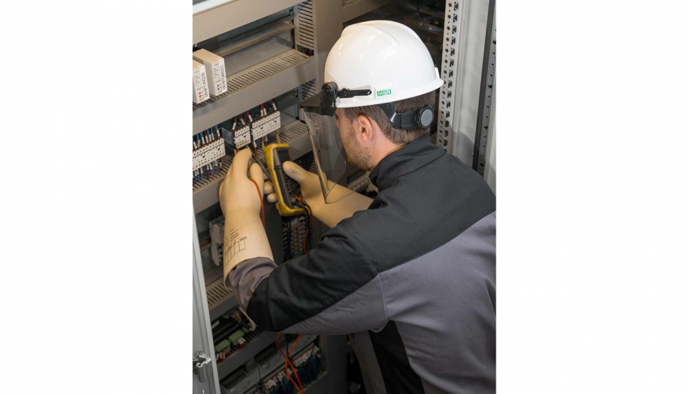 Figura 1: Electricista, debidamente protegido, verificando un cuadro de distribucin elctrica a baja tensin