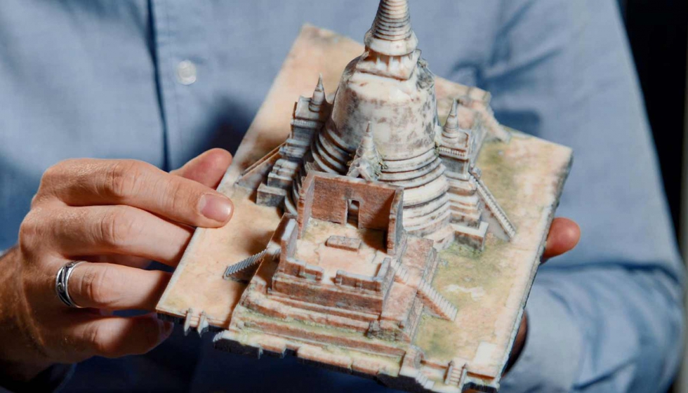 Modelo impreso en 3D del templo Ayutthaya en Tailandia, producido con Stratasys J750
