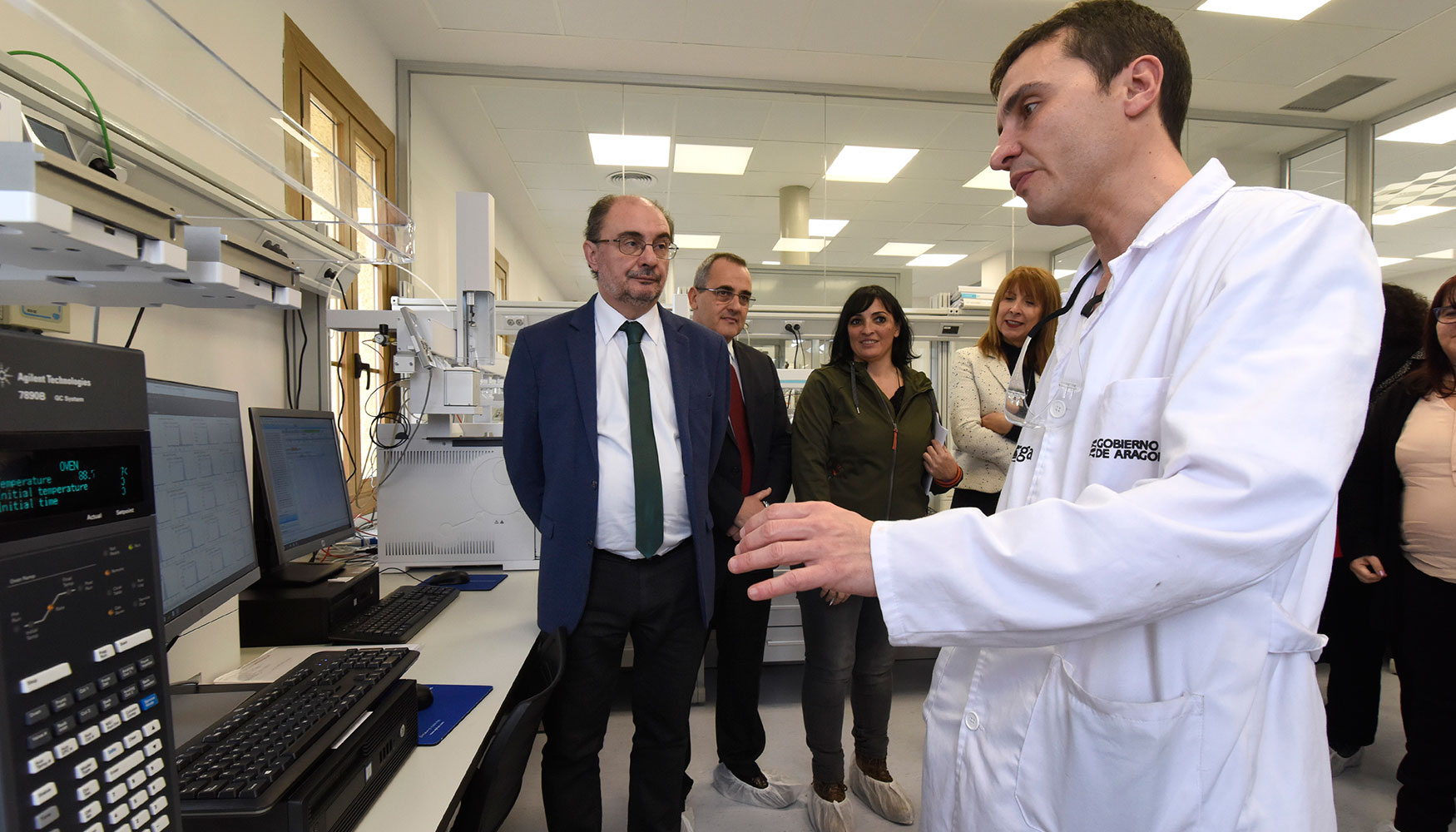 El presidente del Gobierno de Aragn, Javier Lambn, en el Laboratorio para la descontaminacin del Lindano