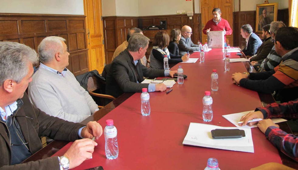 El presidente de la Diputacin conversa con representantes de las empresas que aportan los Jan Seleccin 2019