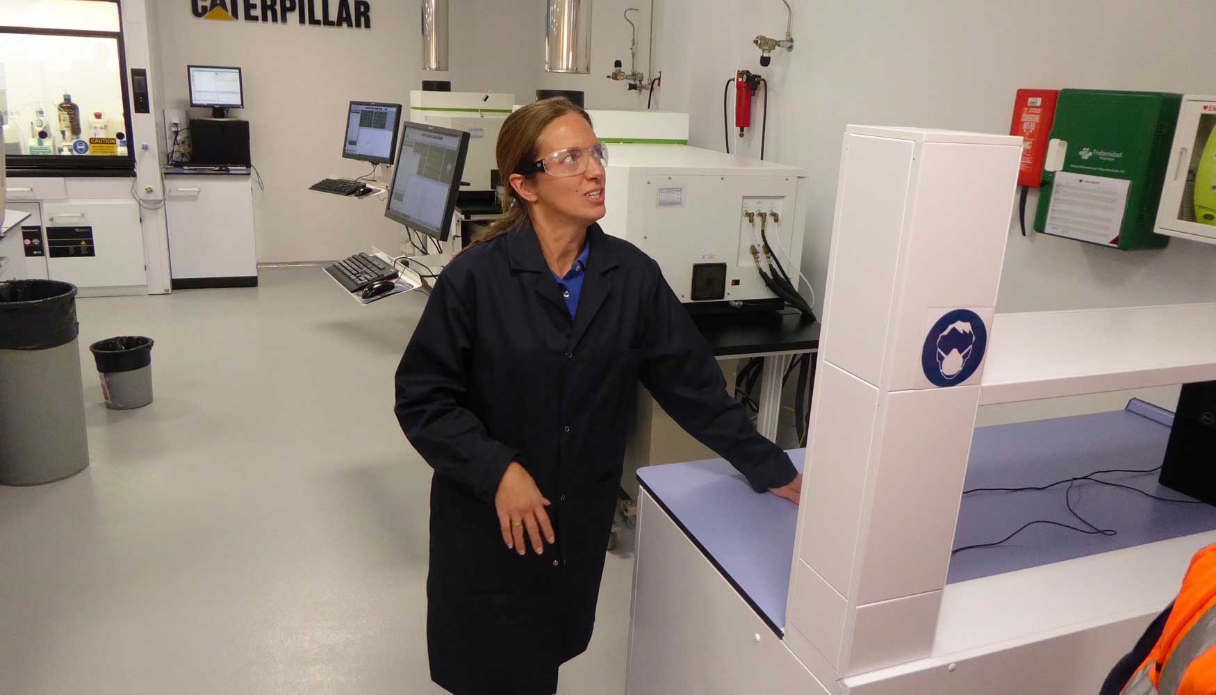 Blanca Hernndez, supervisora del laboratorio de Caterpillar en Mlaga, present el servicio S.O.S Fluid Analysis Lab