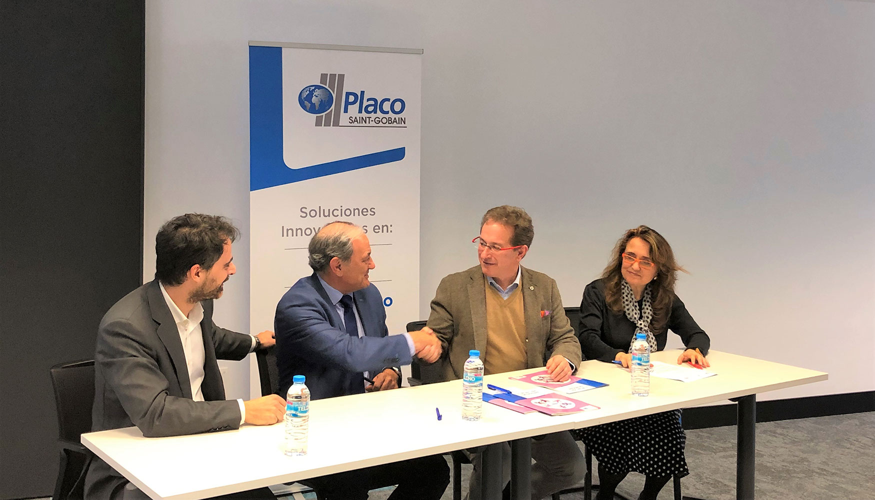 Un momento de la firma del II Plan de Igualdad de Saint-Gobain Placo