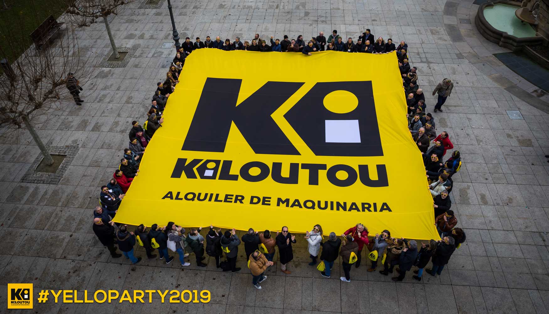 Despliegue en la Plaza del Castillo de Pamplona de una lona de ms de 30 metros con el logo del Grupo Kiloutou Espaa