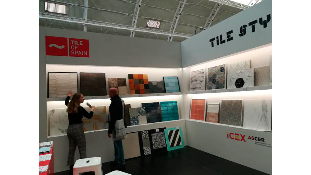 Doce empresas pertenecientes a Tile of Spain participaron en el stand informativo con una muestra de producto