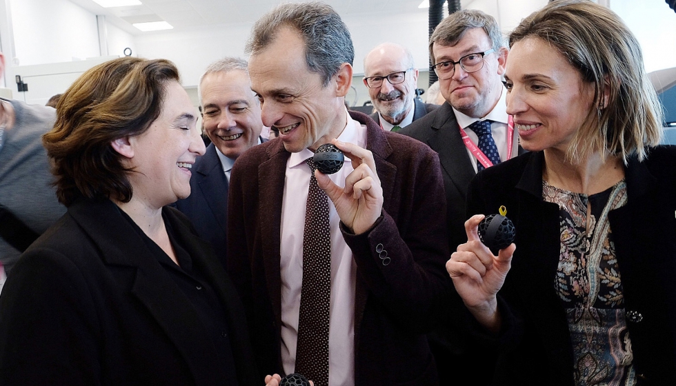 El ministro Duque entre la alcaldesa Ada Colau y la consellera ngels Chacn con una pieza impresa en 3Den la incubadora...