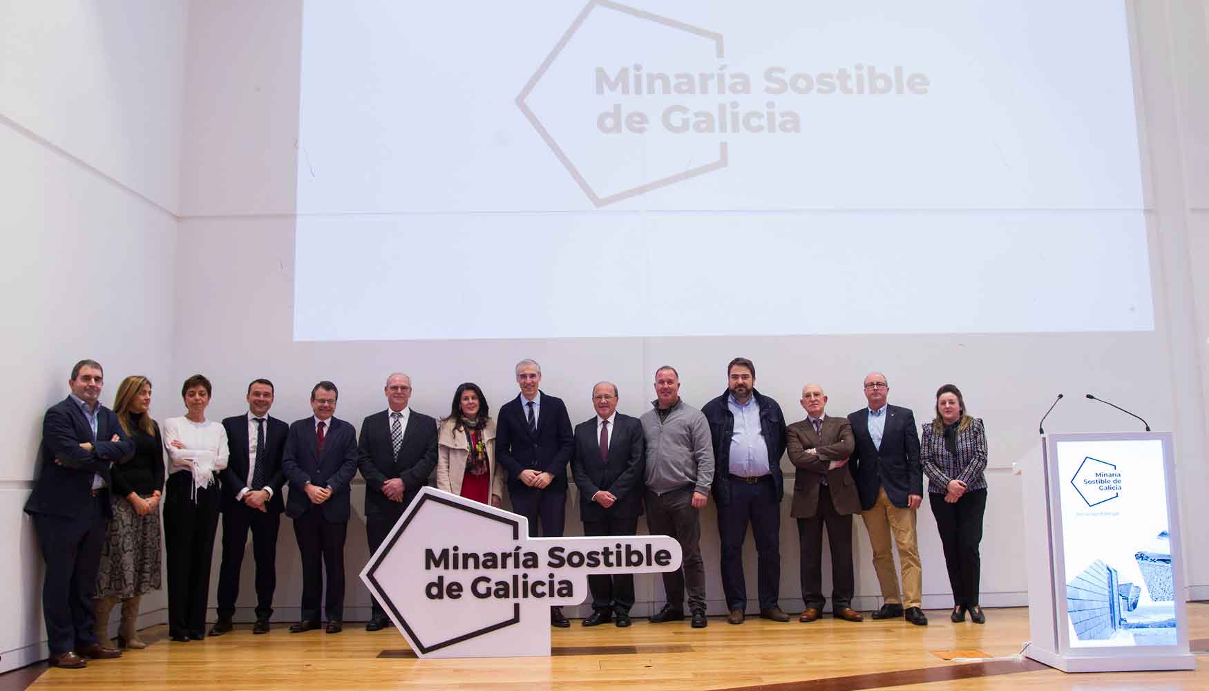 Foto de familia con los participantes en el acto de presentacin de la marca 'Minara sostenible de Galicia'