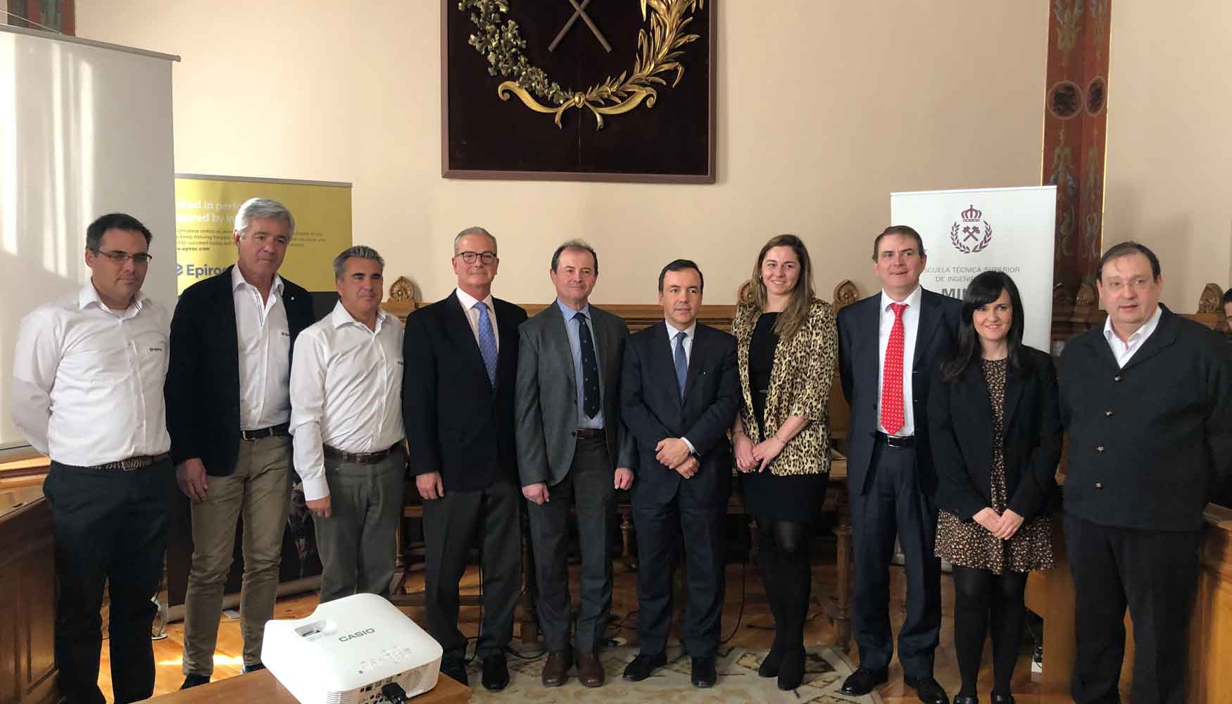 Foto de familia con los representantes de la ETSI de Minas y Energa de Madrid y de Epiroc Espaa que asistieron al acto de presentacin de la nueva...