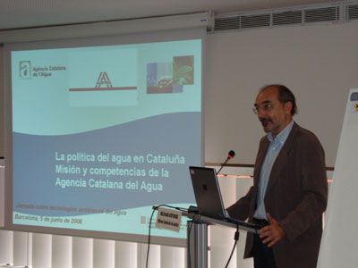 Wolfgang Kstinger (arriba) y Lorenzo Correa, respectivamente, durante sus intervenciones en la jornada