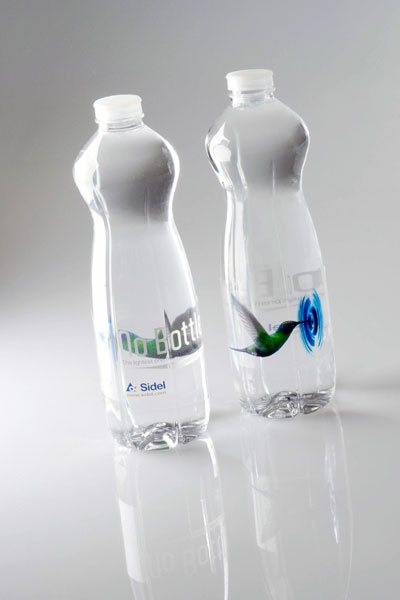 The flexibility and the memory of form of the material allows to further reduce the weight of the PET bottles