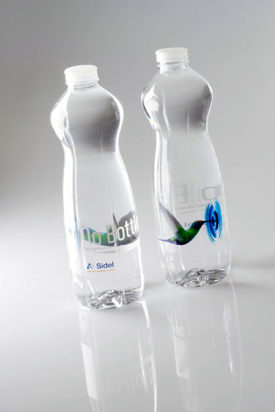 La flexibilidad y la memoria de forma del material permite reducir todava ms el peso de las botellas PET