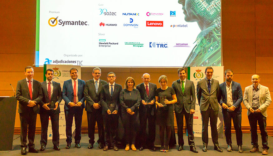 Foto de grupo de todos los premiados por el Colegio Oficial de Ingenieros en Informtica de Castilla-La Mancha