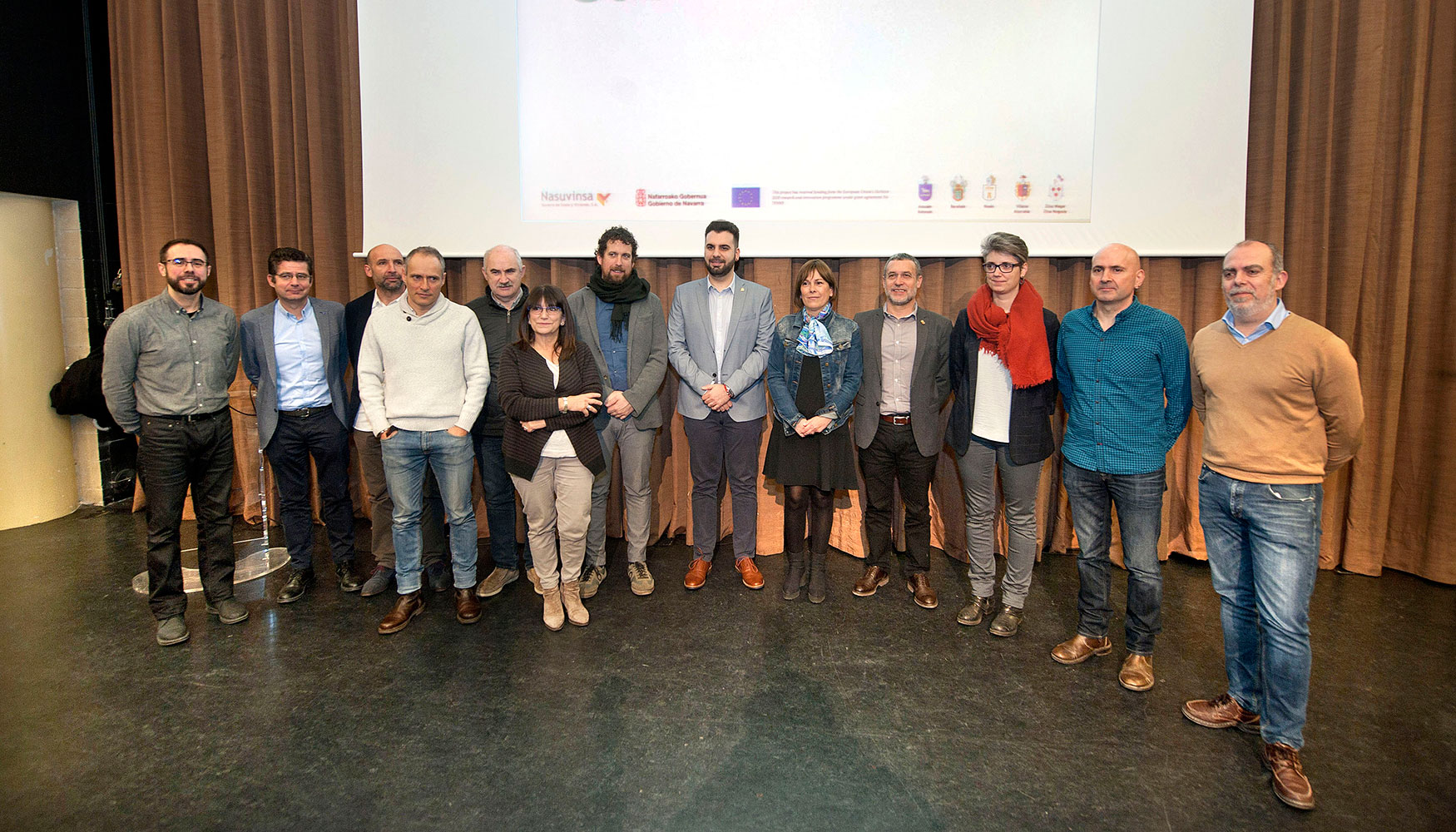 La presidenta Barkos y el vicepresidente Laparra posan con represenantes municipales y responsables del proyecto