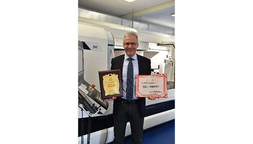Rolf Grossenbacher, jefe de Ventas Overseas, Fritz Studer AG, presenta orgulloso el Supplier Award Mejor calidad...