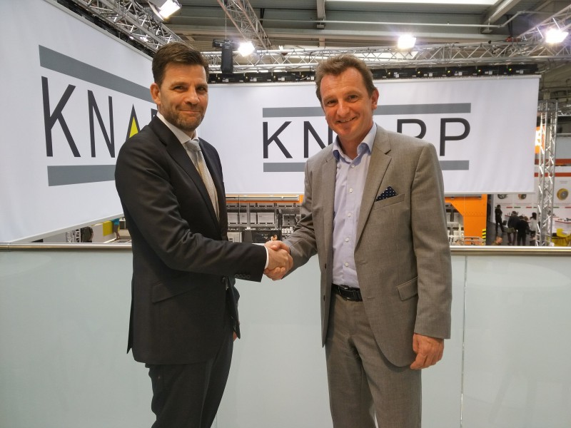 Firma del contrato de automatizacin Knapp y Diesel Technic en CeMAT 2018