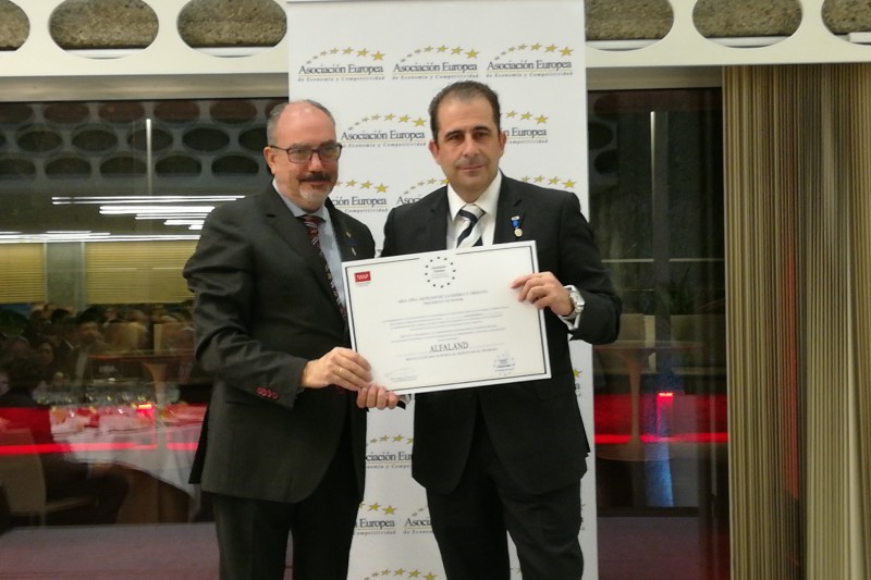 Jesus Martin Garcia, Director Comercial de Alfaland recoge el premio de la AEDEEC