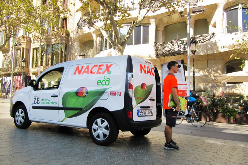 Nacex apuesta por la movilidad sostenible. Furgoneta Renault 100% elctrica