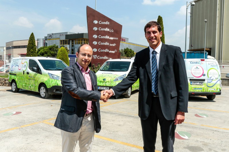 Vctor Escanciano Director de logstica de Condis Supermercats recibe las tres e-NV200 Nissan